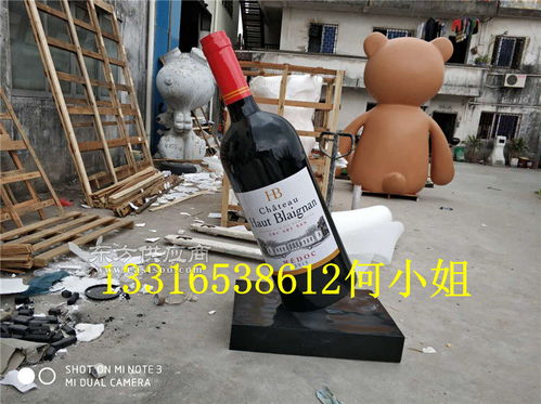 创意倾斜摆放红酒瓶玻璃钢雕塑